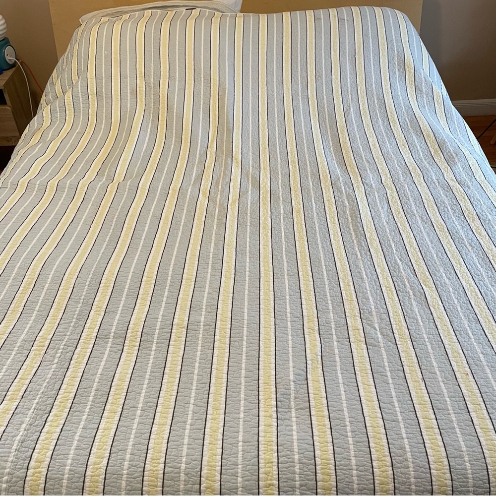 Reversible Gray-Blue and Yellow Queen Quilt